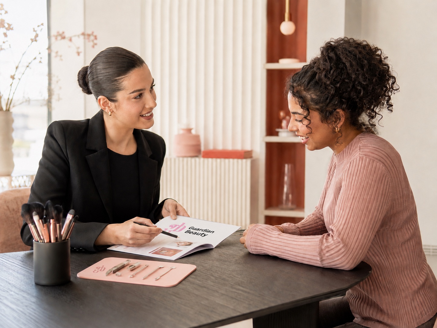Intakegesprek over een beautyopleiding met een opleidingsbrochure