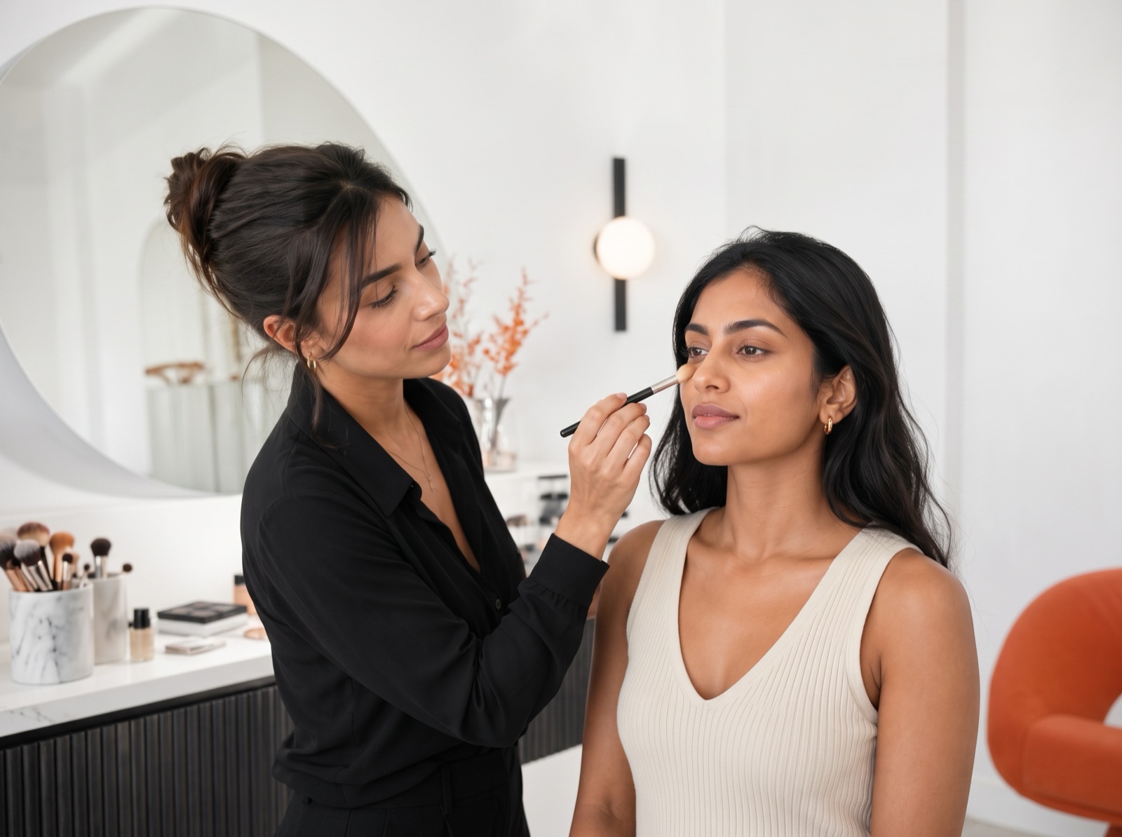 Beautyprofessional tijdens een huidbehandeling