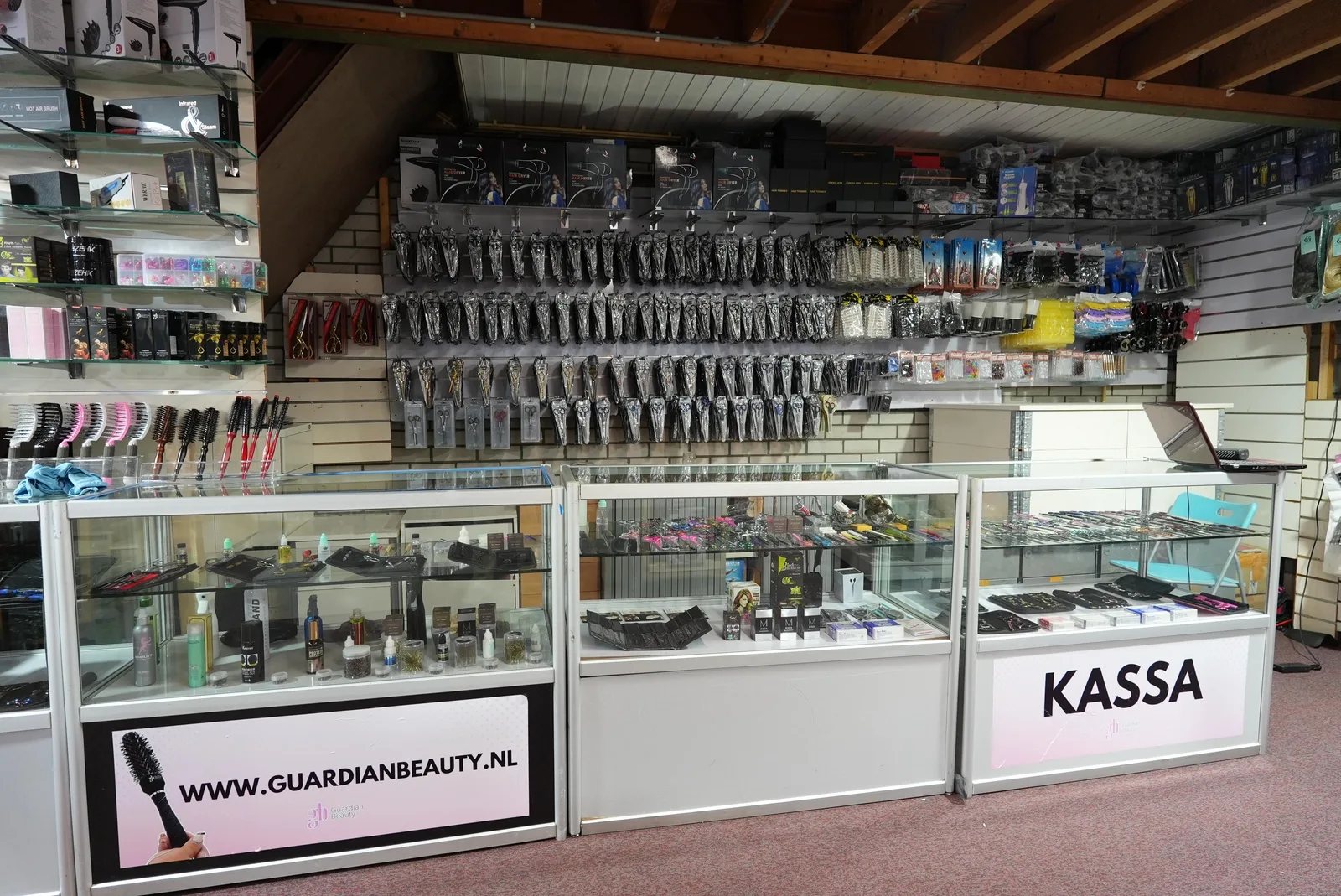 Adviesbalie met kappersscharen, borstels en tondeuses bij Guardian Beauty