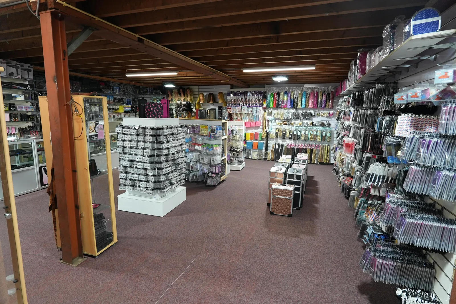 Winkelpad met beautykoffers, wimpers en pruiken in de Guardian Beauty showroom