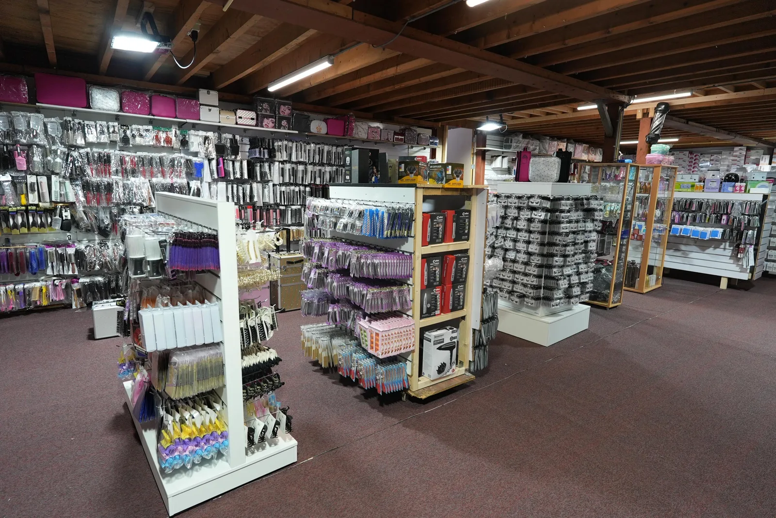 Schappen met borstels, kammen en beautyaccessoires