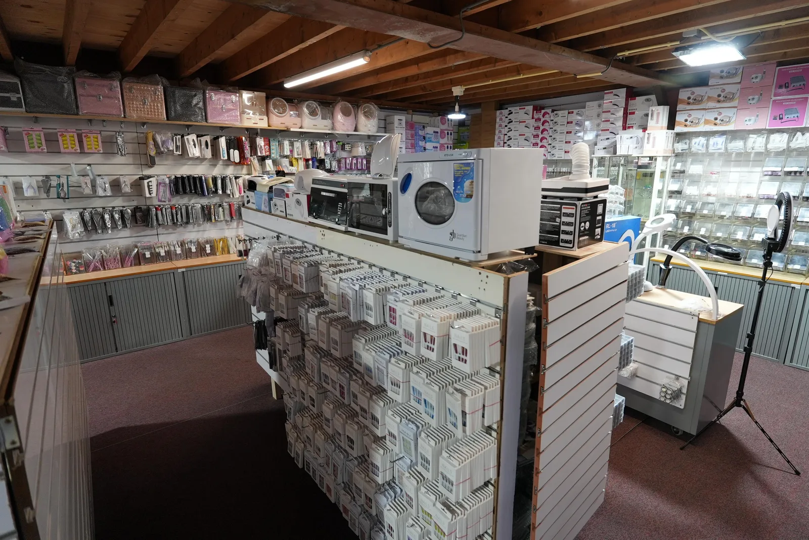 Sterilisatoren, nagelapparatuur en nageltips in de showroom