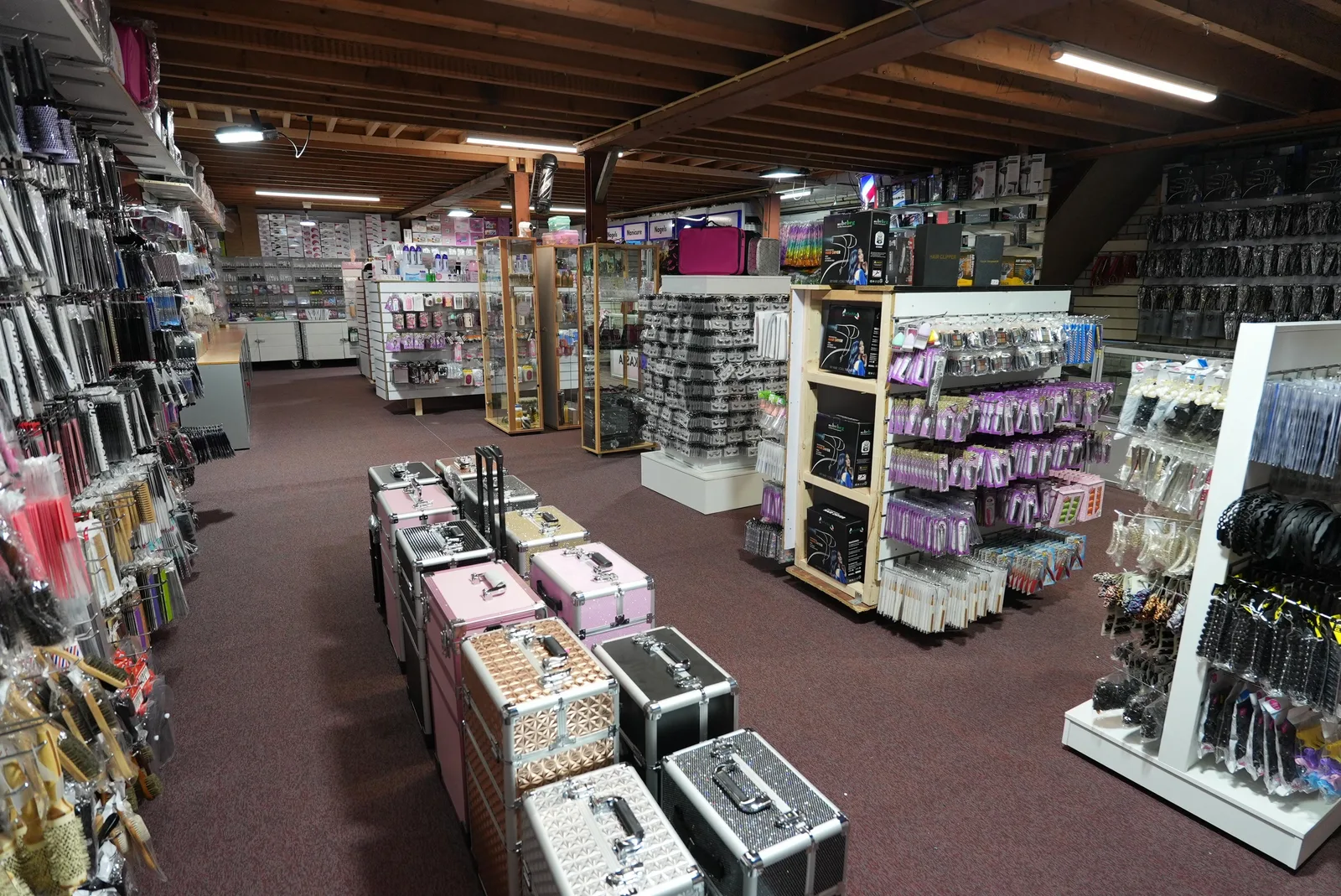 Overzicht van de showroom in Lijnden met beautykoffers, borstels en accessoires
